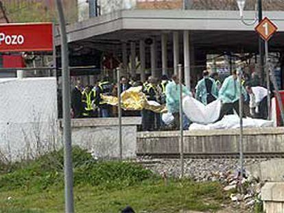 Policías y miembros del Samur trasladaban cadáveres del apeadero del Pozo del Tío Raimundo.