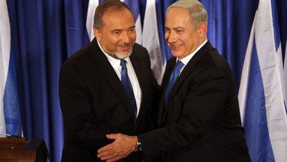 Lieberman y Netanyahu, tras anunciar su pacto el jueves.