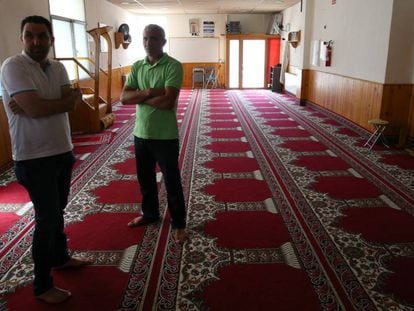 El president de la comunitat islàmica Annour de Ripoll, Ali Yassine (a l'esquerra), i el seu portaveu, Hamid Barbach, a la mesquita on predicava Es Satty.