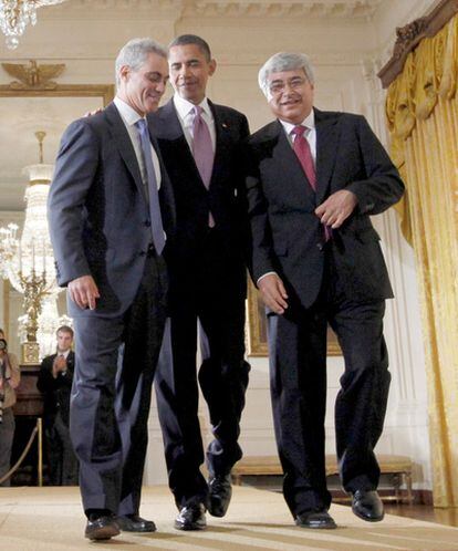 Obama en la Casa Blanca con el jefe de gabinete saliente Rahm Emanuel (Izq.) y su sustituto de forma interina, Pete Rouse