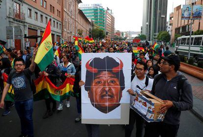 Manifestantes en La Paz, Bolivia, exhiben una pancarta demonizando a Evo Morales.