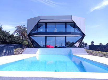 Revolving house in Estepona (Málaga) by Sunhouse, for sale for 1.9 million euros. 