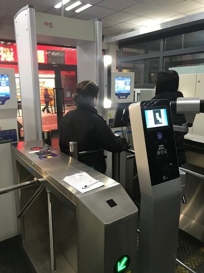 Imagen tomada por Darren Byler de un puesto de control biométrico en una estación de autobús en Urumqi en 2018.