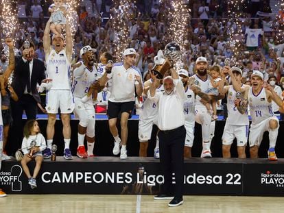 Pablo Laso celebra con sus jugadores la consecución del título de la Liga Endesa tras vencer al Barça, este domingo en el WiZink Center de Madrid.