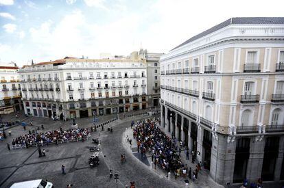 Colas esta mañana frente a la tienda de Apple en la Puerta del Sol.