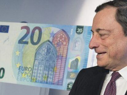 El presidente del Banco Central Europeo (BCE), Mario Draghi, durante la presentaci&oacute;n del nuevo billete de 20 euros en Fr&aacute;ncfort.