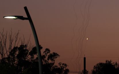 Misil lanzado desde el norte de la franja de Gaza a la ciudad de Sderot, tras el fin del alto el fuego, este viernes.