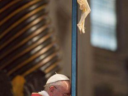 El papa Franciso durante el Vía Crucis en la basílica de San Pedro.