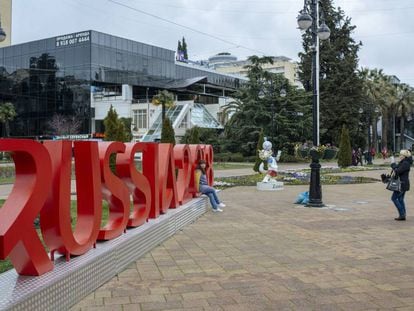 Una chica posa para una foto ante un letrero del Mundial de f&uacute;tbol de Rusia 2018 en la ciudad de Sochi.