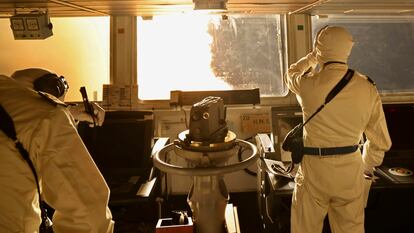 Tripulantes del buque británico ‘HMS Diamond’ miran el lanzamiento de misiles en el Mar Rojo, el 10 de enero.