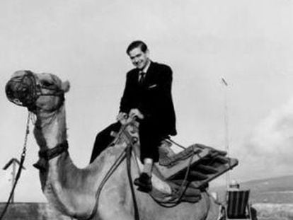 Ignacio Aldecoa sobre un camello en una imagen de 'Imprescindibles' de TV2.