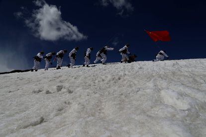 Un grupo de nuevos reclutas del Ejército Popular de Liberación de China (PLA) patrullan la zona fronteriza en Ngari, Región Autónoma del Tíbet, China.