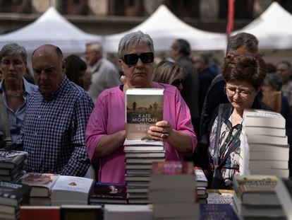 Paradas de libros en la Rambla de Barcelona en la Diada de Sant Jordi este domingo.