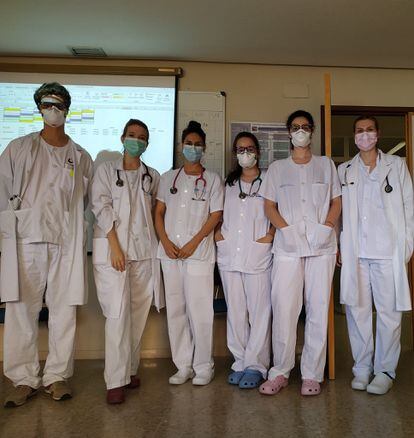 Laura Pérez Martín, 24 años, junto a otros voluntarios, en el Hospital de Alcalá el pasado miércoles.