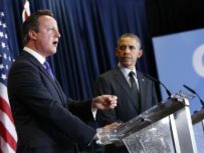 El primer ministro brit&aacute;nico, David Cameron, y el presidente de EE UU, Barack Obama, atienden a la prensa.