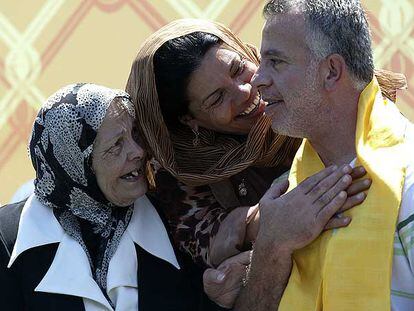 El espía Nisim Naser, junto a su madre (izquierda) y otra pariente, en la ciudad de Naqura, en el sur de Líbano.