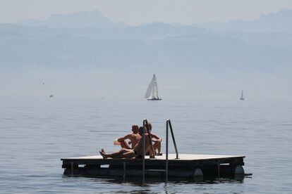 Varias personas en el lago Constance cerca de Friedrichshafen, sur de Alemania, este martes.