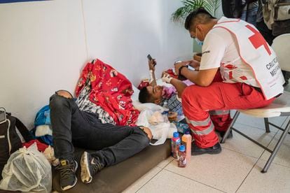 Personal de la Cruz Roja da información a un migrante herido, en Tuxtla Gutiérrez, el 10 de diciembre.
