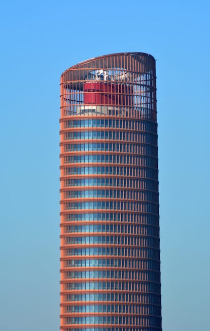 Torre Sevilla. De 2018, ubicada en el lugar donde se celebró la Expo en 1992. El edificio acoge a una oficina multiusos de 37 pisos, un hotel. combinado con un podio de cuatro pisos que contiene una galería comercial. A pesar de que su construcción generó polémica, el autor asegura que crea un nuevo horizonte urbano y dialoga con La Giralda y demás edificios históricos de la ciudad La torre tiene una geometría simple, pura, y adelgaza su diámetro a medida que se eleva. El edificio, cuya fachada es una rejilla, es elíptico. Ofrece unas vistas espectaculares de la ciudad.