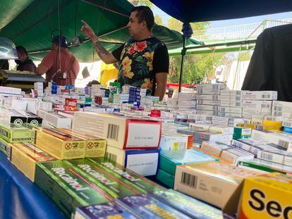 Un puesto de venta ilegal de medicinas en un mercado de Ciudad de México, el 19 de enero de 2022.