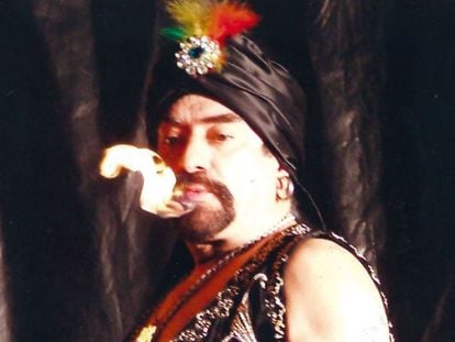 El faquir Kirman, durante una de sus actuaciones.