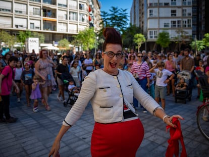 La compañía Las Kakofónicas, durante el espectáculo 'Inauguración' en la calle de Consell de Cent, que debuta como escenario de las fiestas de La Mercè.