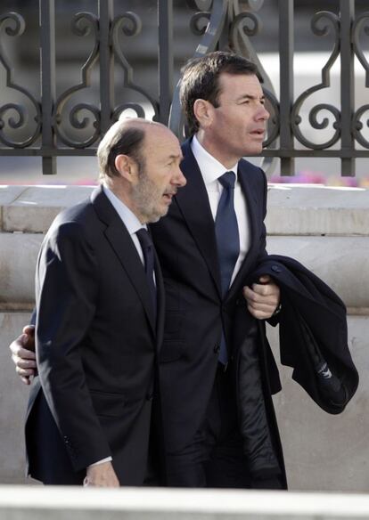 Tomás Gómez junto a Alfredo Pérez Rubalcaba a su llegada al funeral de Estado celebrado en la catedral de La Almudena.