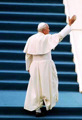 Juan Pablo II, durante una visita a Polonia en 1987, sube unas escaleras para celebrar misa en Gdynia.