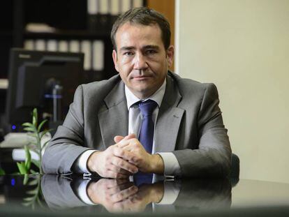 Manuel Illueca, director del Instituto Valenciano de Finanzas, en su despacho.