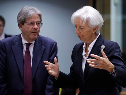 El comisario de Economía, Paolo Gentiloni, y la presidenta del BCE, Christine Lagarde, en un Eurogrupo en Bruselas en mayo.