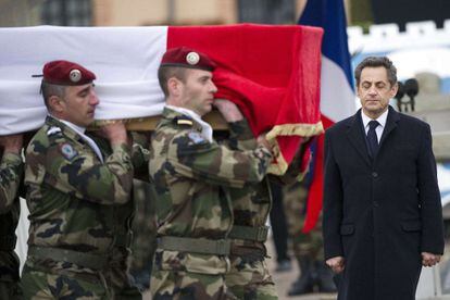 El féretro de uno de los tres paracaidistas asesinado por el terrorista de Toulouse pasa por delante del presidente francés Nicolas Sarkozy, durante el funeral celebrado en Montauban.