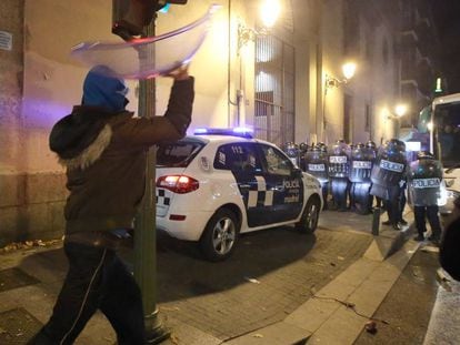 Un joven se enfrenta a los agentes durante los disturbios del 14 de diciembre de 2013.