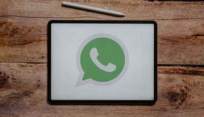 Logo de WhatsApp en un iPad.