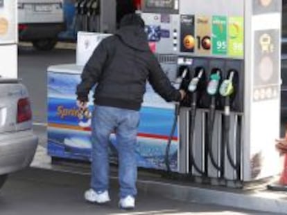 Un usuario repostando en una gasolinera en Madrid.