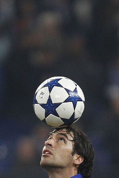 Raúl, durante un calentamiento previo al encuentro entre el Schalke y el Valencia.