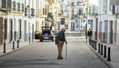 Un hombre camina por mitad de la calzada en la localidad de Moriles, Córdoba.
