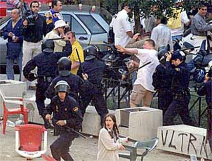 La policía cargó contra seguidores del Leeds que se enfrentaron a aficionados valencianistas con botellas y sillas.