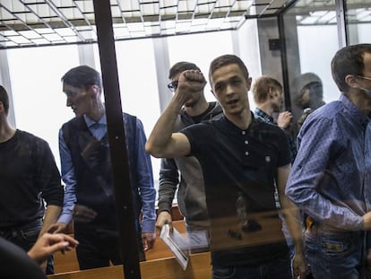 Miembros de la supuesta organización La Red en el tribunal de Penza, este lunes. 