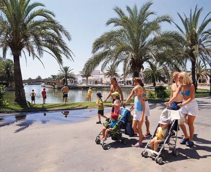 Turistas paseando por Palma de Mallorca