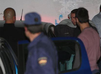 La policía traslada a prisión a uno de los policías detenidos en Málaga por corrupción.