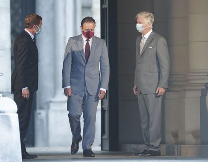 El líder nacionalista flamenco Bart de Wever (centro), junto al socialista Paul Magnette (a su derecha), tras presentar su dimisión al rey Felipe de Bélgica (a su izquierda).