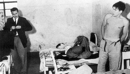 Castro (izq) y el Che en cárcel tras ser detenidos en 1956, en México.