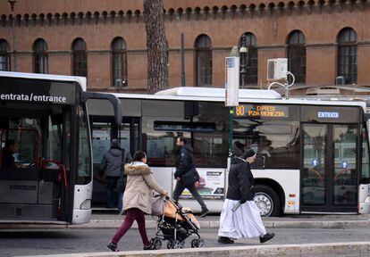 Una monja pasa frente a un autob&uacute;s en una estaci&oacute;n de transporte p&uacute;blico el en Piazza Venezia en Roma. FILIPPO MONTEFORTE / AFP / Getty Images)