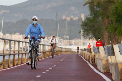Varios ciclistas recorren la costa de Palma de Mallorca.