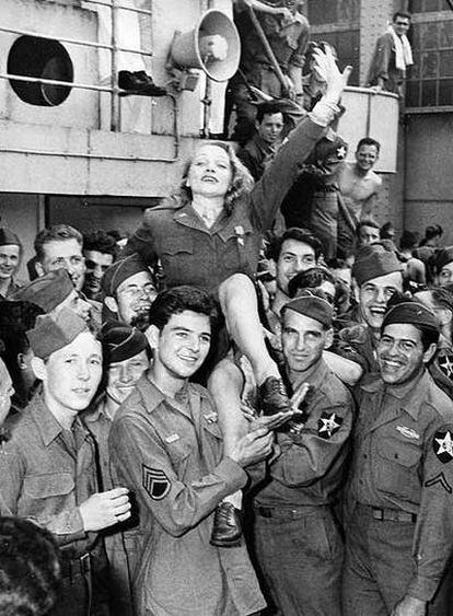 Marlene Dietrich saluda a los soldados del barco <i>Monticello, </i>que atracó en Nueva York el 20 de julio de 1945.