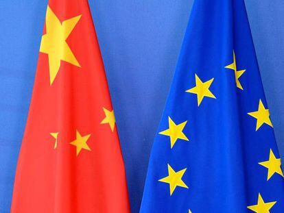 Banderas de China y la UE en una cumbre  eurochina.