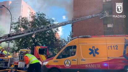 Los bomberos y los sanitarios del Samur, durante el incendio en una vivienda de la calle de Antonio Mairena.