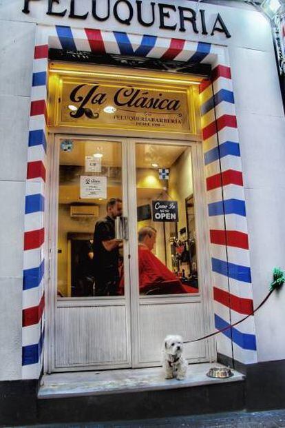 Entrada de la peluquería La Clásica, en Madrid.