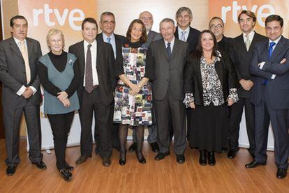 El Consejo de Administración de RTVE,  en 2009, con el entonces presidente de la Corporación, Alberto Oliart. De izquierda a derecha, Andrés Martín Velasco (PP), Teresa Aranguren (IU), Santos Miguel Ruesga (UGT), Manuel Esteve (PP), Rosario López Miralles (PP), Héctor Maravall (CC OO), Oliart, Josep Manuel Silva (CiU) Mari Cruz Llamazares (PSOE), Francesc Bellmunt (ERC), Jesús Andreu (PP) y Miguel Ángel Sacaluga (PSOE).