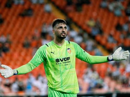 El portero del Valencia, Mamardashvili, durante el encuentro contra el Getafe que abre la primera jornada de La Liga Santander que disputan ambos equipos en el estadio de Mestalla